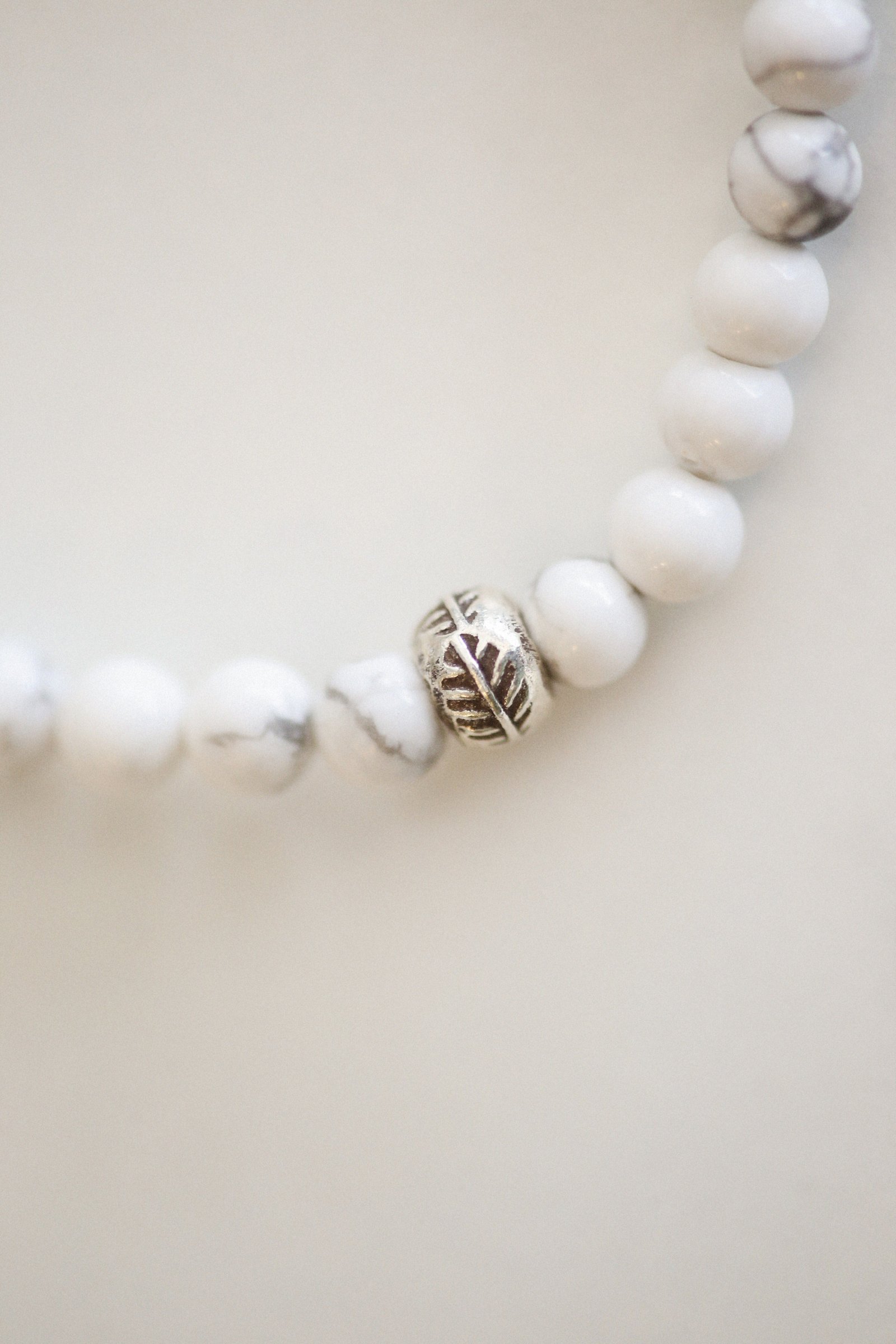 Howlite, blanc veiné de gris
