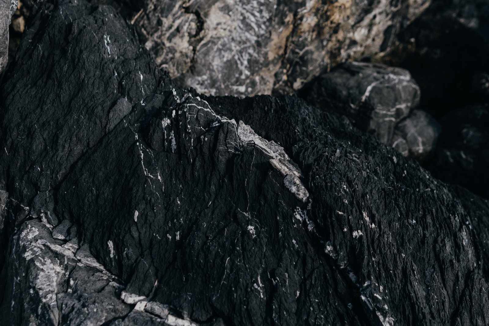 Obsidienne, verre volcanique noir