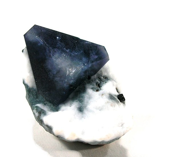 Bénitoïte, cristaux bleu saphir