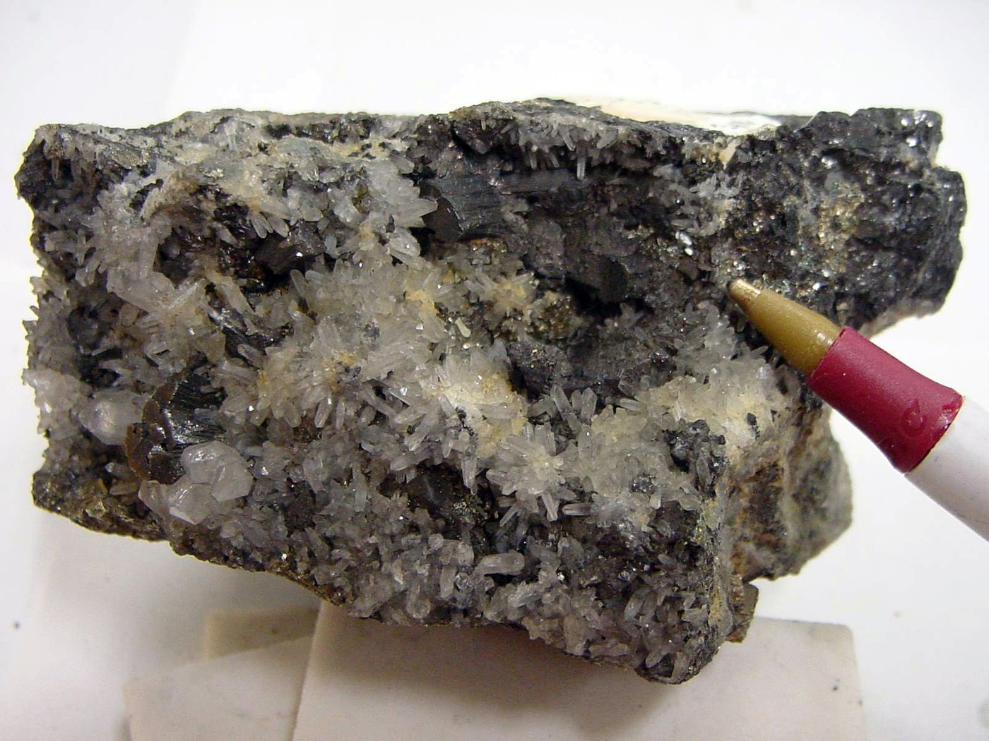 Bournonite, cristaux gris métallique maclés