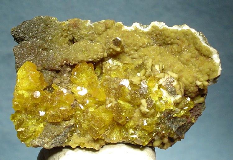 Legrandite, prismes jaune d'or