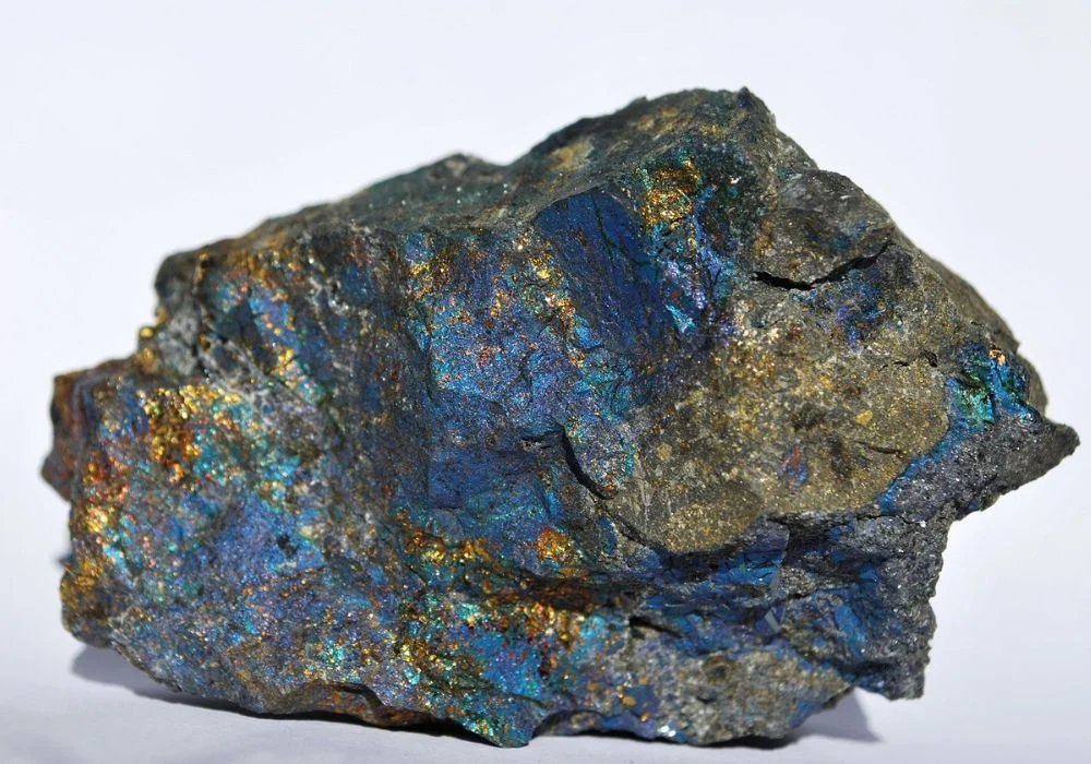 Covellite bleu indigo aux reflets pourpres