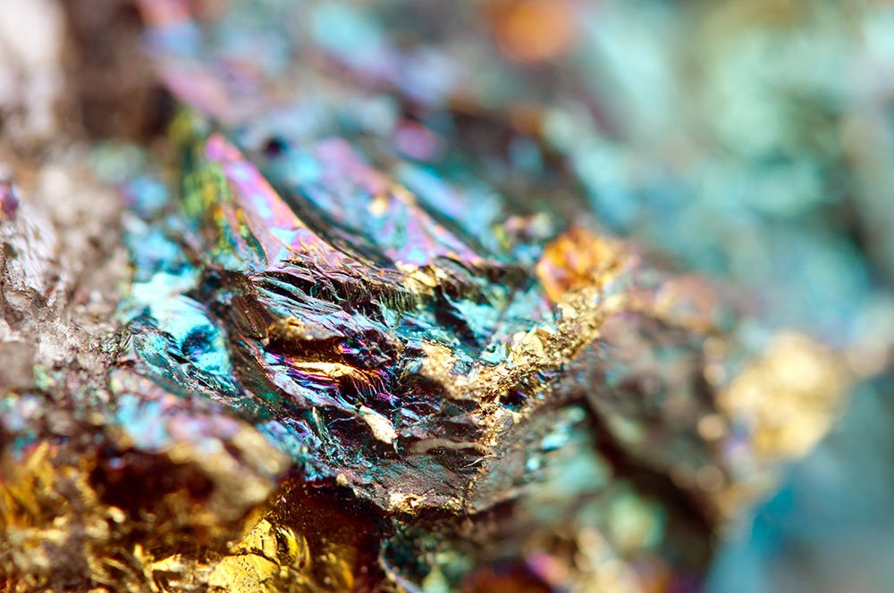Bornite aux irisations bleu-violet