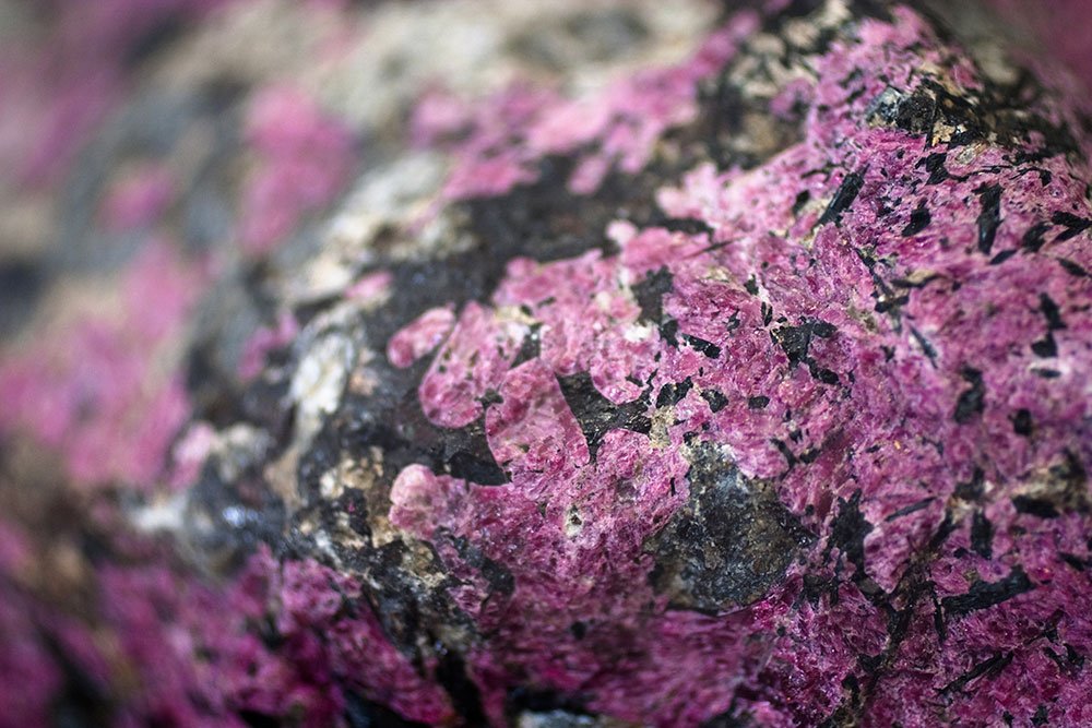 Eudialyte rouge framboise sur matrice sombre