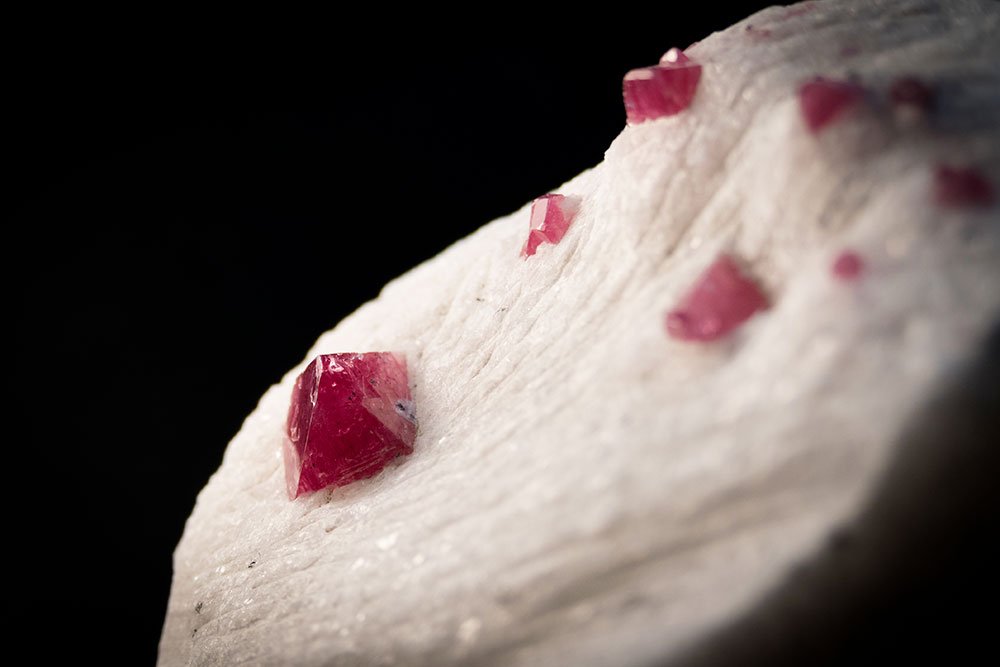 Spinelle rouge, cristal octaédrique