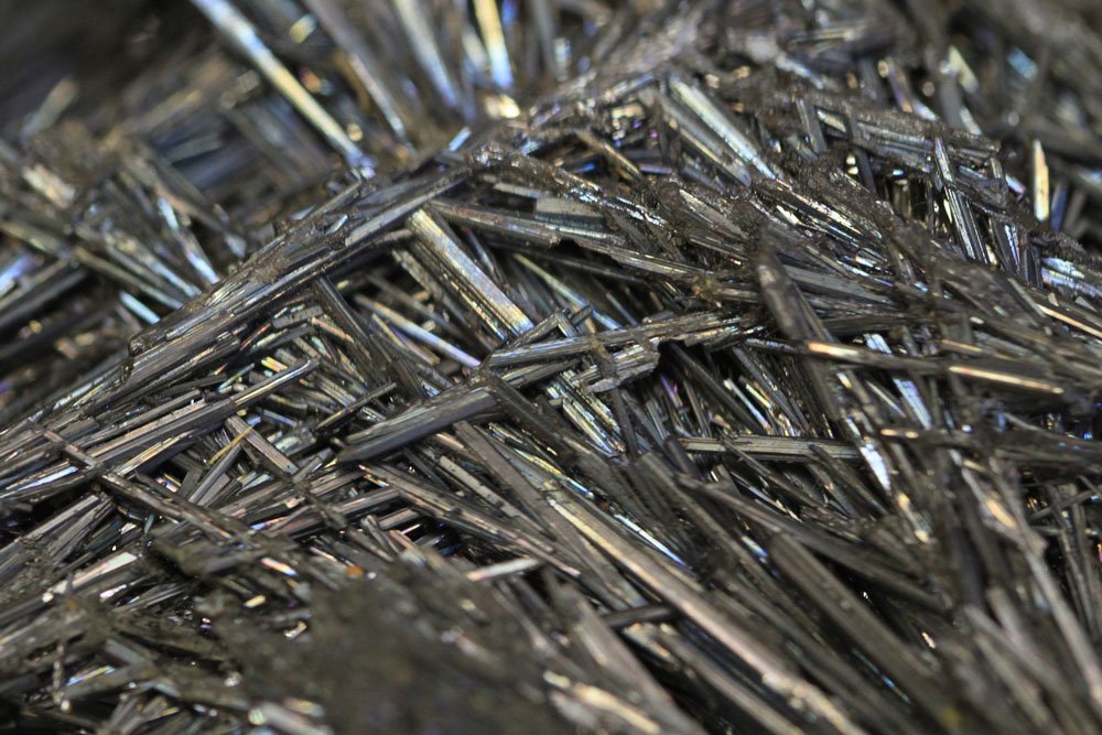 Stibine, aiguilles gris acier