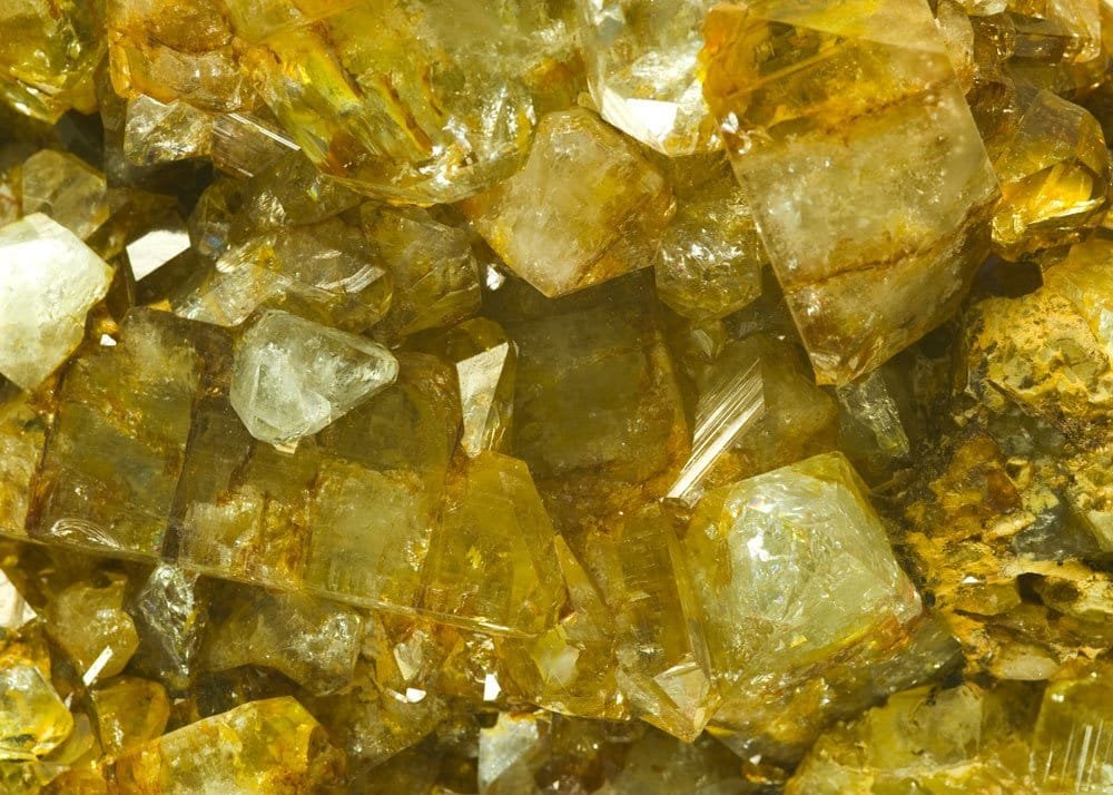 Topaze, cristal prismatique translucide