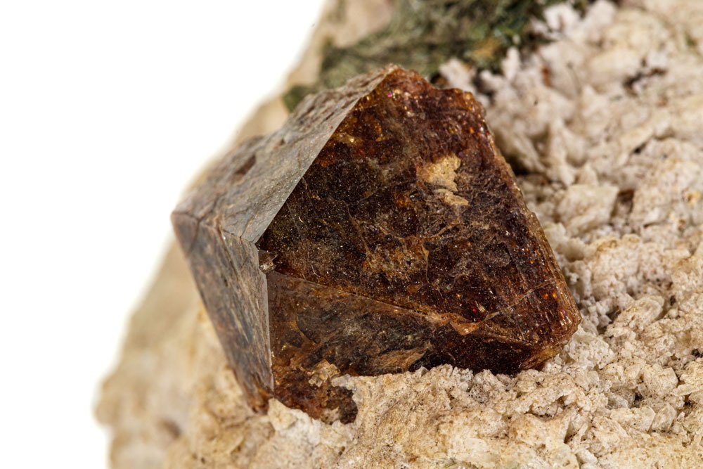 Zircon, cristaux prismatiques bruns