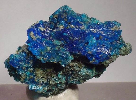Chalcanthite, cristaux bleu azur translucides de sulfate de cuivre hydraté