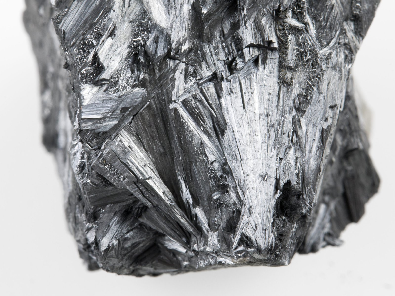 Pyrolusite, masse noire à éclat métallique de dioxyde de manganèse