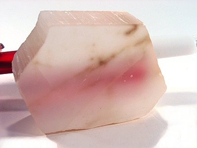 Ulexite, masse de fibres blanches soyeuses (pierre de télévision)