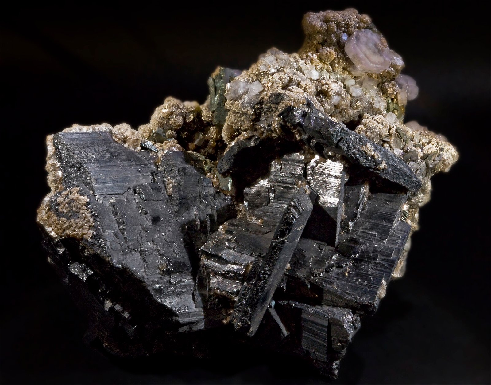 Wolframite, lames gris-noir à éclat submétallique associées à l'apatite, Panasqueira, Portugal