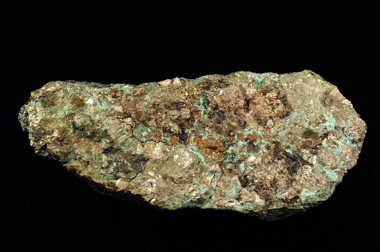 Cobaltite, masse métallique gris argenté à reflet rosé, sulfarséniure de cobalt, Gorden Lake, Ontario