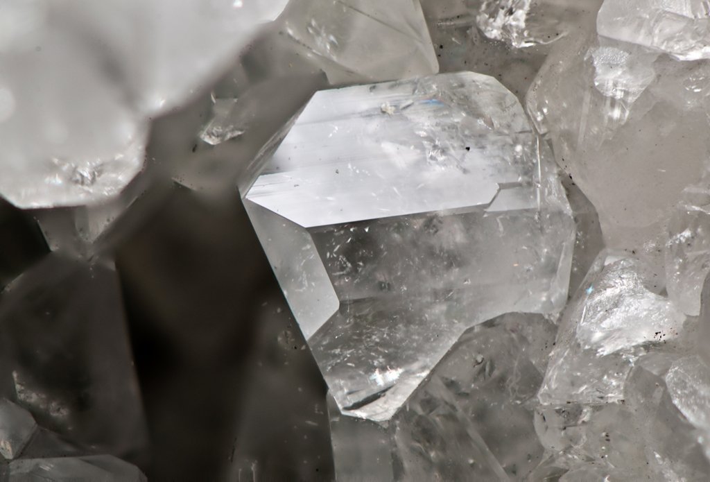 Datolite, cristal transparent incolore de borosilicate de calcium, col de la Futa, Toscane, Italie