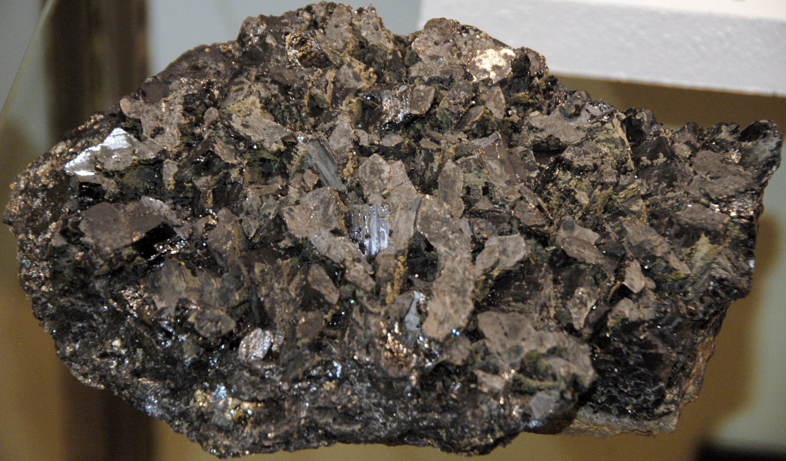 Énargite, masse métallique gris-noir de cristaux tabulaires, sulfoarséniure de cuivre, Hampton Mine, Colorado